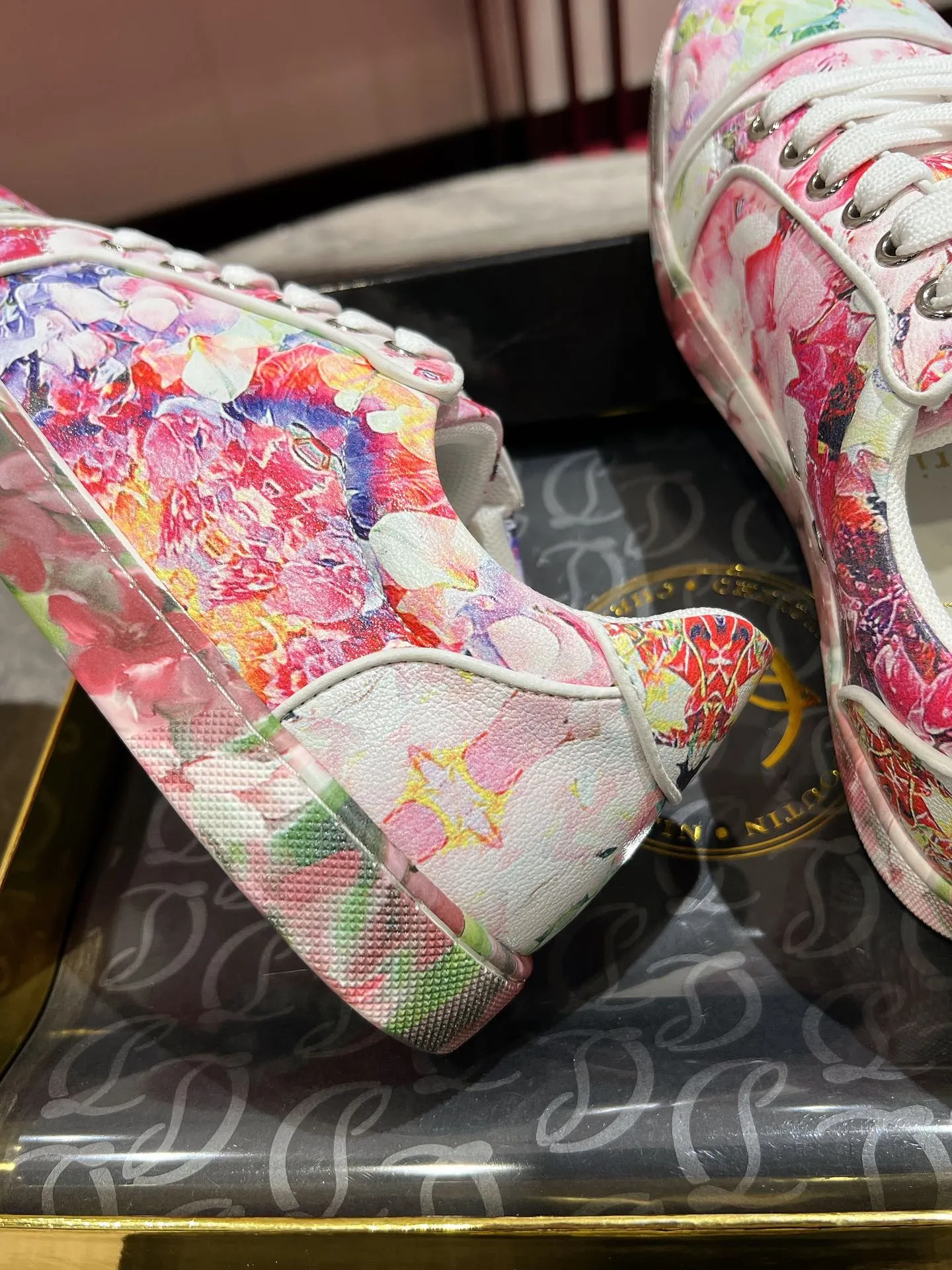 👟👟Ex-factory price 680👟👟 ╔Low-top back printed pink and white model╗ ·Top version customization·²⁰²²𝐬𝐬 𝑪𝒉𝒓𝒊𝒔𝒕𝒊𝒂𝒏 𝑳𝒐𝒖𝒃𝒐𝒖𝒕𝒊𝒏 ▪️No matter the last shape, fabric, diamonds, nails, lining, outsole, they are as close as possible to ZP... ▪️The original sole is specially provided by the original factory ▪️The lining is imported water-dyed cowhide ▪️Private customization time is about 3-7 days —————— Size: Women's 35M-41M Men's 38M-47M, half size can be customized